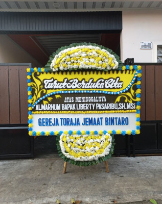Papan Bunga Duka di Pasar Usang