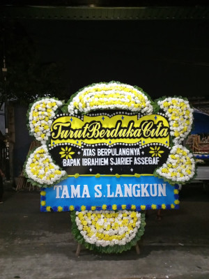 Papan Bunga Duka di Pasar Usang